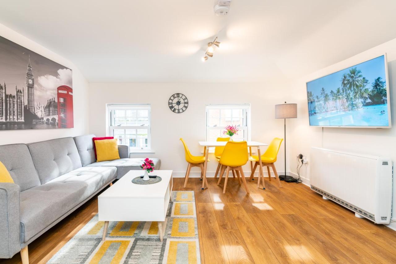 Town Center Apartment With 55” Smart Tv+Netflix 앤도버 외부 사진