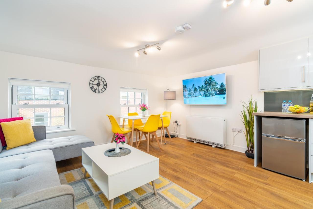 Town Center Apartment With 55” Smart Tv+Netflix 앤도버 외부 사진
